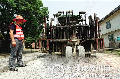 S313醴陵段“水泥路改沥青路”大修工程：多锤头破碎机工效增倍